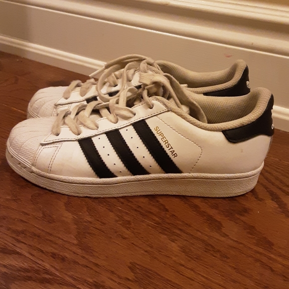 Womens Adidas Superstars - Picture 2 of 4